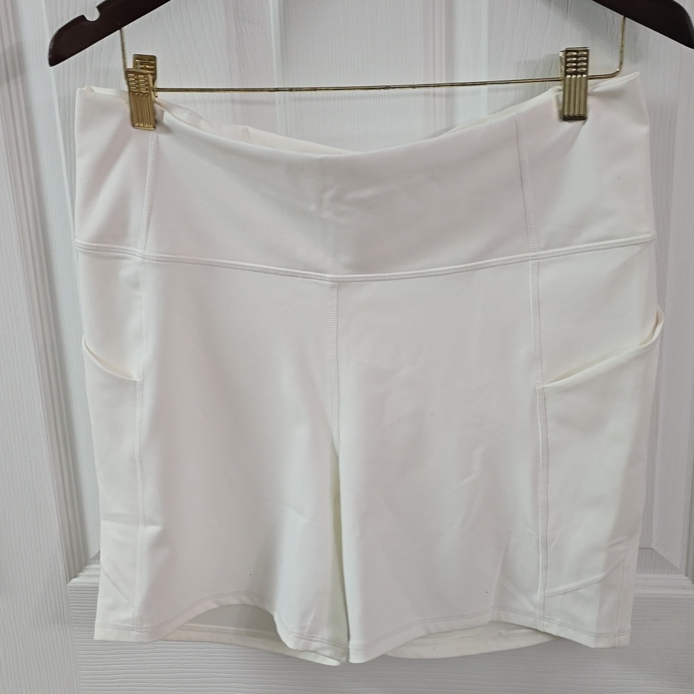 NWT Fabletics Pure Luxe The Oasis 6" Shorts Bright White Size 1X 16-18